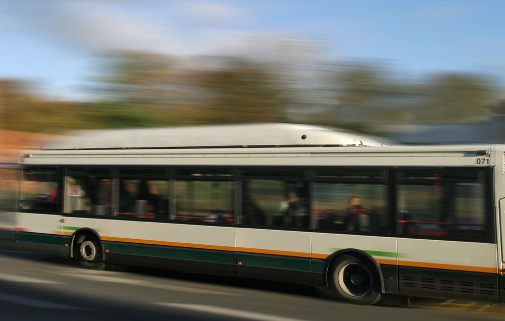 Wälzlageroptimierung in der Nutzfahrzeugindustrie spart 37.660 € pro Jahr  Winkelgetriebe für Busse: Flanschlagereinheit ersetzt Einzelbauteile